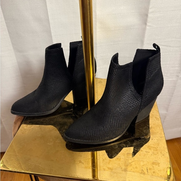 Jellypop Black Textured Women's Ankle Boots - Picture 4 of 9
